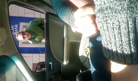 Una ragazza con lunghe puttane xxx trecce nella sua vagina e cazzo