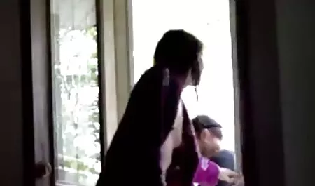 Un uomo affronta sua figlia e poi film porno di moana pozzi la fabbrica di sua moglie.