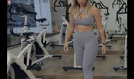La donna entra nell'obiettivo di una telecamera nascosta dopo il bagno. porno bella donna