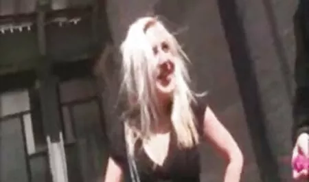 Un giovane troie tedesche mangia una ragazza che gli ha fatto uno strano pompino.