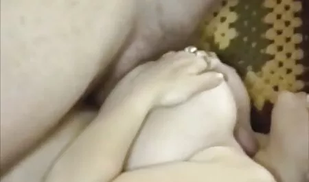 Studenti pornostar trans italiane in una gonna corta che avvolge un membro delle persone che ama.