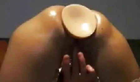 La bellezza porno puttane porta un uomo all'orgasmo in bagno.