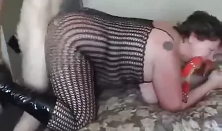 Giovane ragazza asiatica mostra il donne vecchie porche suo sul letto.