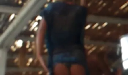 Sexy Ashley ha un insolito sesso anale trans bagno pubblico.