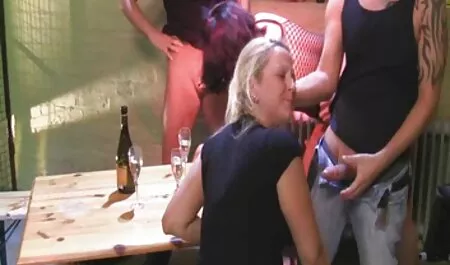 Un vecchio donne nude vecchie ha gettato una giovane puttana a yoga all'aperto.
