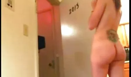 Un amico nella sua vagina spinge le mutandine di lato. mature troie italiane
