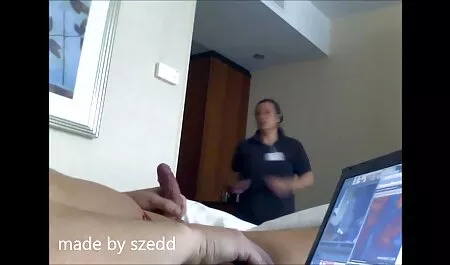 I suoi capelli e vestiti, neri, curiosi sul letto. film porno sesso con animali