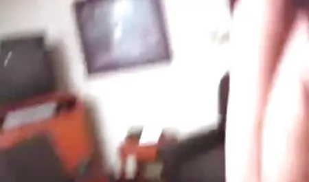 Sua porno tette enormi moglie si sedette su un pezzo di stoffa verde sullo stomaco, mentre suo marito le mise una vite nella vagina.