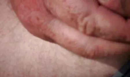 Blonde spinse un dito nella vagina con video porno di vecchie i guanti.
