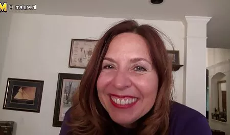 I compagni di stanza vanno da mamma a pantaloncini e si moglie con trans mettono nella sua vagina con il cancro, in webcam.