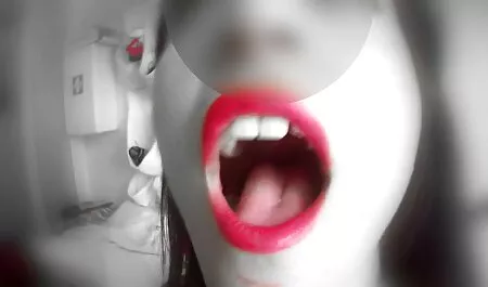 Il padre felice le fece un pompino e le allentò tette grosse porno le mani.