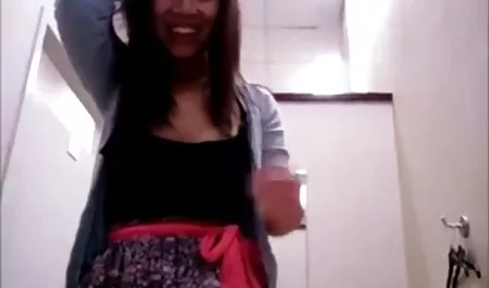 Molto felice di incontrare suo moglie troia marito dall'ufficio nella biancheria intima viziata.