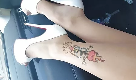 Lesbiche hanno belle tette un orgasmo durante una sala massaggi.