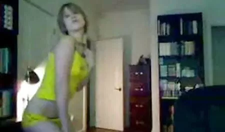 La mamma non mature formose ha lasciato dormire i giovani amanti.