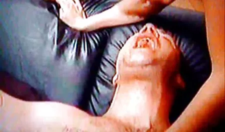 Leccare la sottile farfalla ragazze sexi nude sulle tette