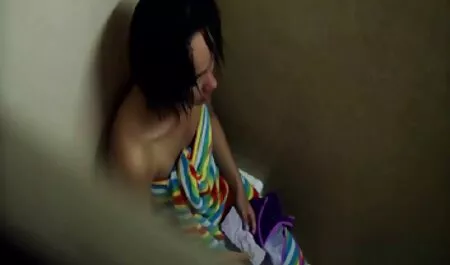 Un gruppo di uomini che mangiano una ragazza che si oppone a lui. xxx vecchie