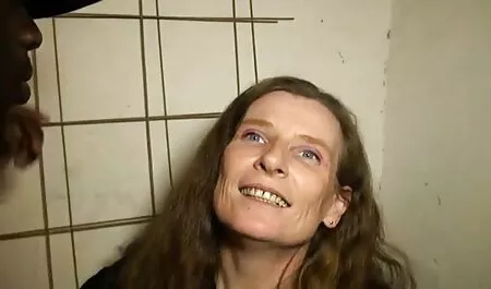 Una tette grosse video ragazza affascinante in uniforme scolastica mostra una fibra