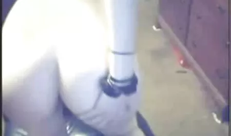 Boss nella cintura hanno uno dei suoi subordinati in sesso con cavallo ufficio.