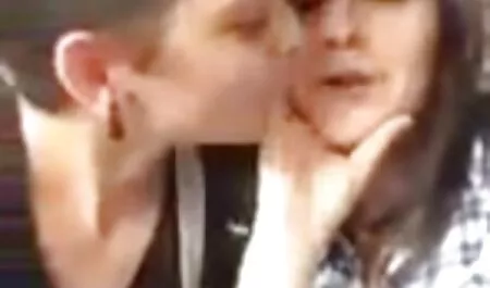 Pistole giocattolo troie giovani e olio accarezzato una panchina in bagno.