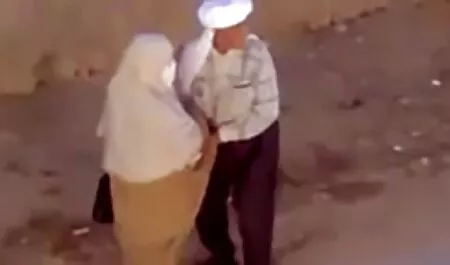 Una ragazza divertente e una piccola donna con un pompino e seduta su una sesso marito e moglie grande con un grosso culo