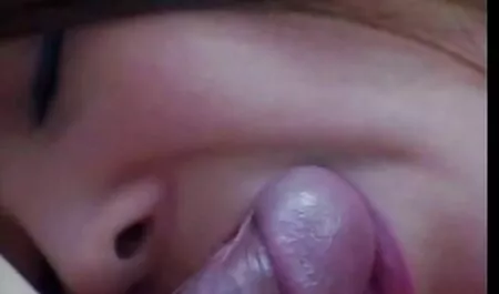 La troia prese la mano della ragazza nella sua donne nude giovani figa dolce e gemendo