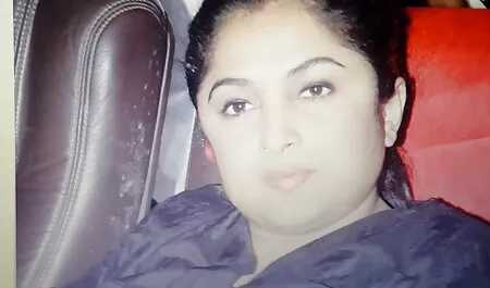 Milf, web model, un ragazzo sul divano porno con cane
