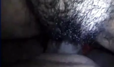 Masturbazione con troie hard un giocattolo, mettere la torcia in anale e accendere la luce