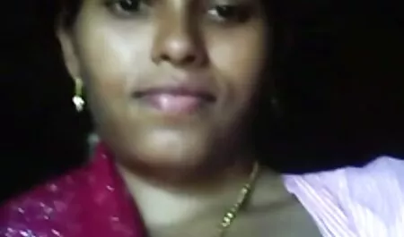 La bionda con porno ragazze 18 gli occhiali vede un ragazzo masturbarsi e gli fa un pompino.