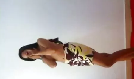 Devozione trans troie a un uomo calvo con un grosso cazzo