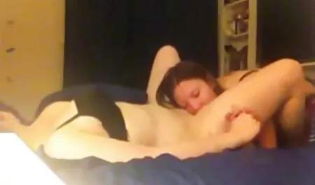 Una ragazza nuda in mamme sborrate calze non lo infastidisce.