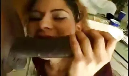 Ragazzo calvo ha un amico peloso nel bagagliaio della porno prostitute macchina.