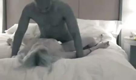 Una donna con una bella donne mature italiane video rosa, per gravità sul letto