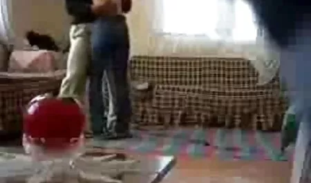 Porta una donna dai capelli castani al moglie troia al mare tavolo.