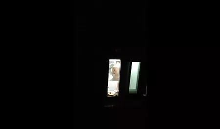 Una sexy cam milf ragazza senza mutandine, indossando un cappello con un giocattolo