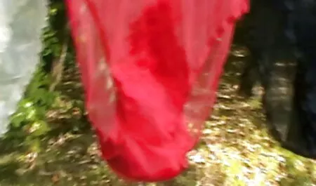 Uno studente donne mature con giovani ha un assolo dopo la masturbazione a casa.
