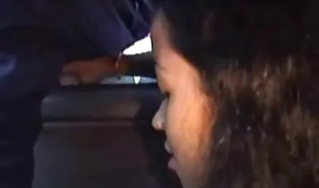 Bionda mostra sesso con vecchia come masturbarsi.