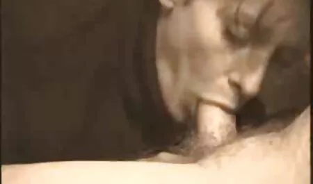Un giovane uomo, cibo hotel, lavoratore in un abito nero. mature gratis