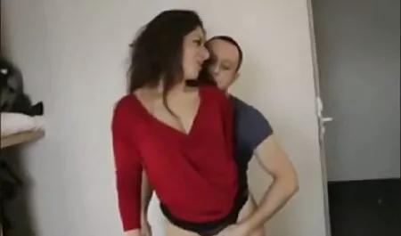 Il ragazzo dall'altra parte della stanza con video porno mamme lesbiche la sua amante.