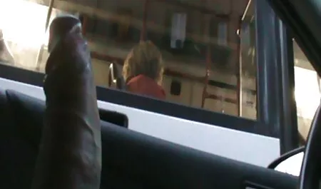 Nella zona nascosta della telecamera, una ragazza nuda in porno nonne bagno.