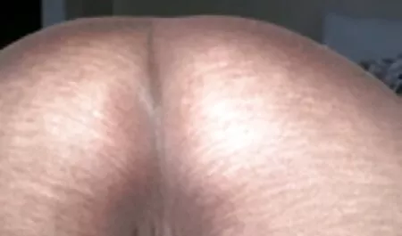Bellezza pornostar bellissime in una gonna ha deciso di cambiare i vestiti in cabina con il mare