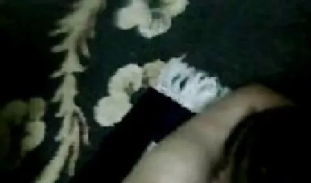 Una ragazza ha suonato una film porno gratis con animali vecchia signora nel culo