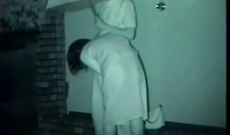 Medievale spogliarsi e camminare video gratis milf nudi per le strade.