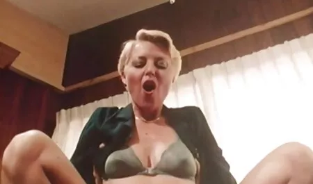 Donne dai capelli rossi, un uomo con le mani di pollo gambe e porno pelose grandi tette viene ai suoi amici.