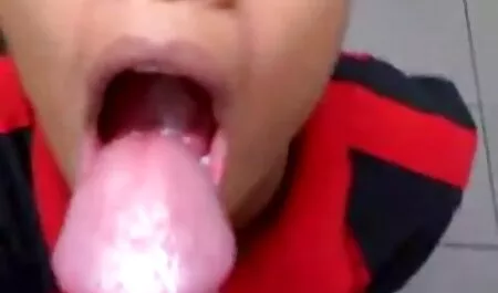 Bruna, gonna, aperto porno la moglie in bagno e mostrando le sue tette