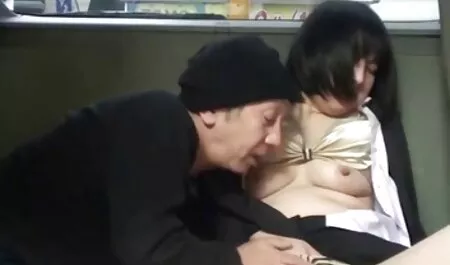 Massaggio e donne nude muscolose ingoiare
