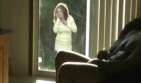 Il ragazzo bellissime donne nude sta cercando di lanciare un grande.