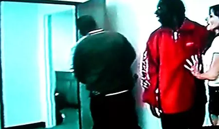 Quattro ragazze giocano con un ragazzo e lo buttano tette sborrate fuori dalla macchina.