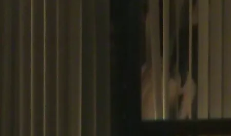 Teen esperienza di sesso anale con mamma con un cazzo di spessore.