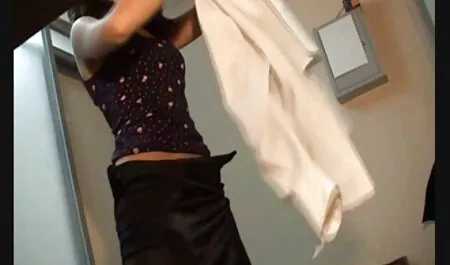 Amore grande giovane troie lesbiche età, con pantaloni rossi sul pavimento