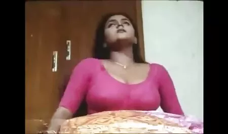 Una passione per gli adulti corti mette i capelli sul fondo del pene di schiave porno una giovane donna.
